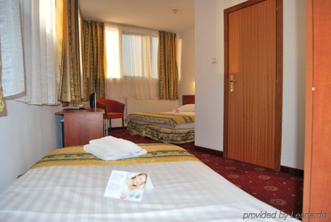 Kosher Hotel Lev Or Bukarest Zimmer foto