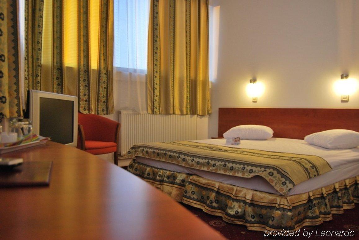 Kosher Hotel Lev Or Bukarest Zimmer foto