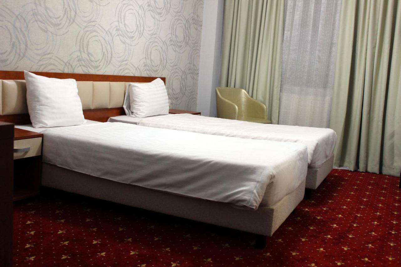 Kosher Hotel Lev Or Bukarest Exterior foto